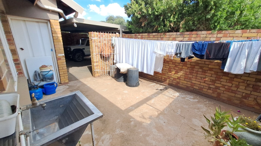 5 Bedroom Property for Sale in Fichardt Park Free State
